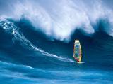 Surfer pod vlnou